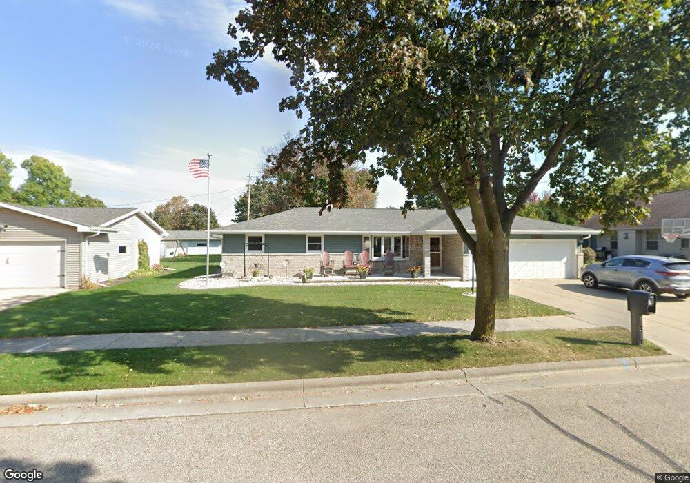 437 Jerelyn Ct, Combined Locks, WI 54113 - photo 1