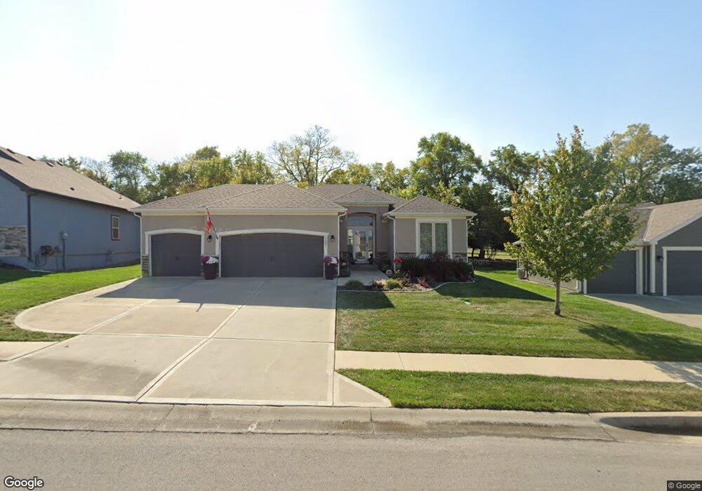 2001 Creekview Ln, Raymore, MO 64083 - photo 1