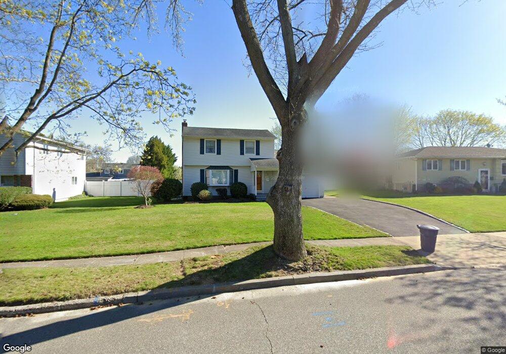 21 Comanche Ln, ComMacK, NY 11725 - photo 1