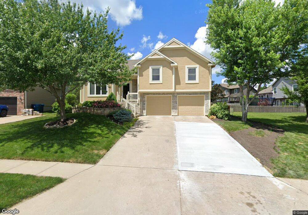 5606 Lakecrest Dr, Shawnee, KS 66218 - photo 1