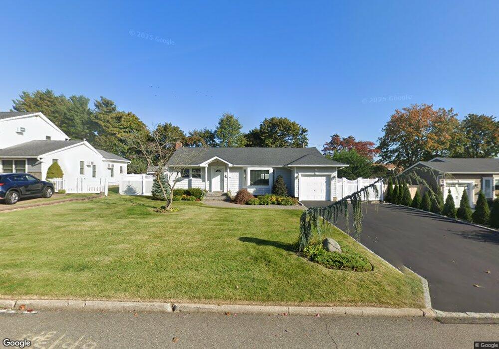 37 Roxbury Dr, ComMacK, NY 11725 - photo 1