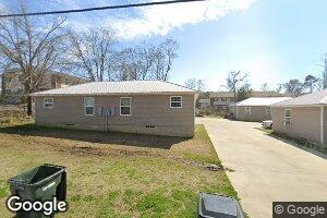 305 E James St, Claxton, GA 30417