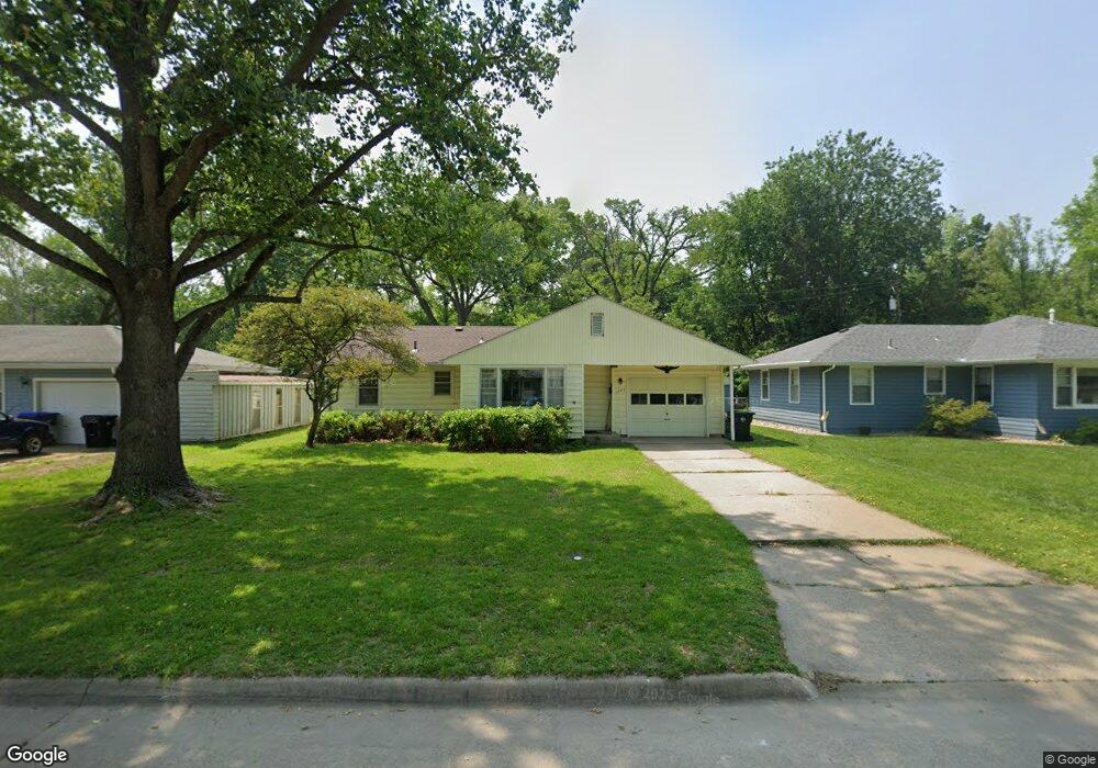 1707 SW 24th St, Topeka, KS 66611 - photo 1