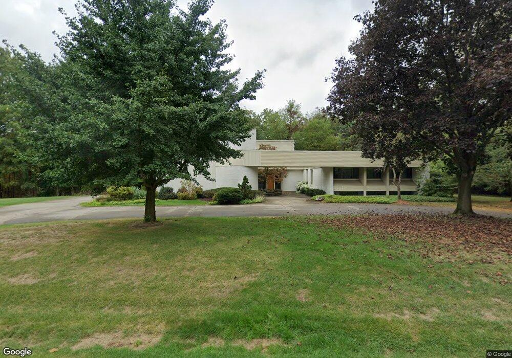 7198 Meadowlake Rd, Bloomfield Hills, MI 48301 - photo 1