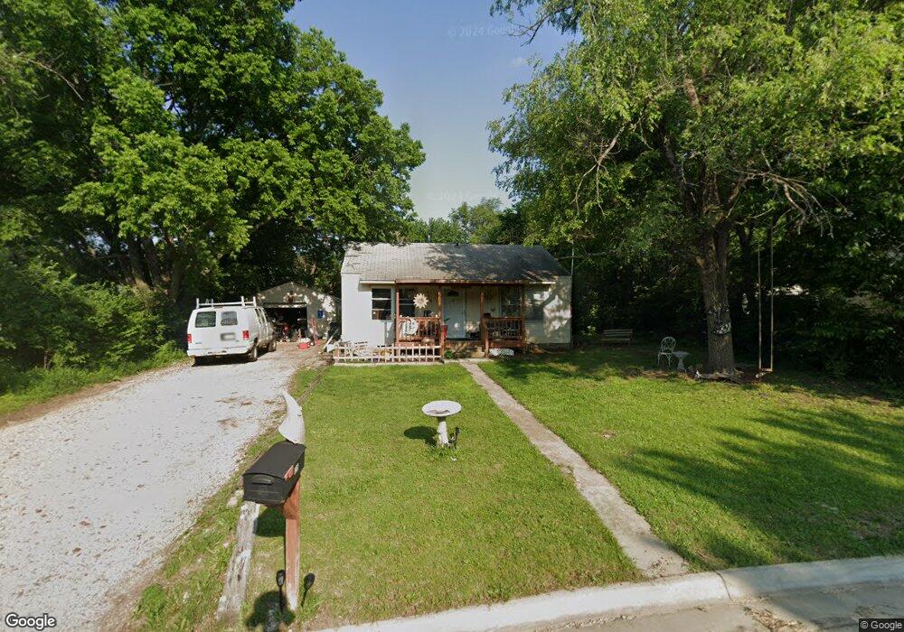 1215 SE Pinecrest Dr, Topeka, KS 66605 - photo 1