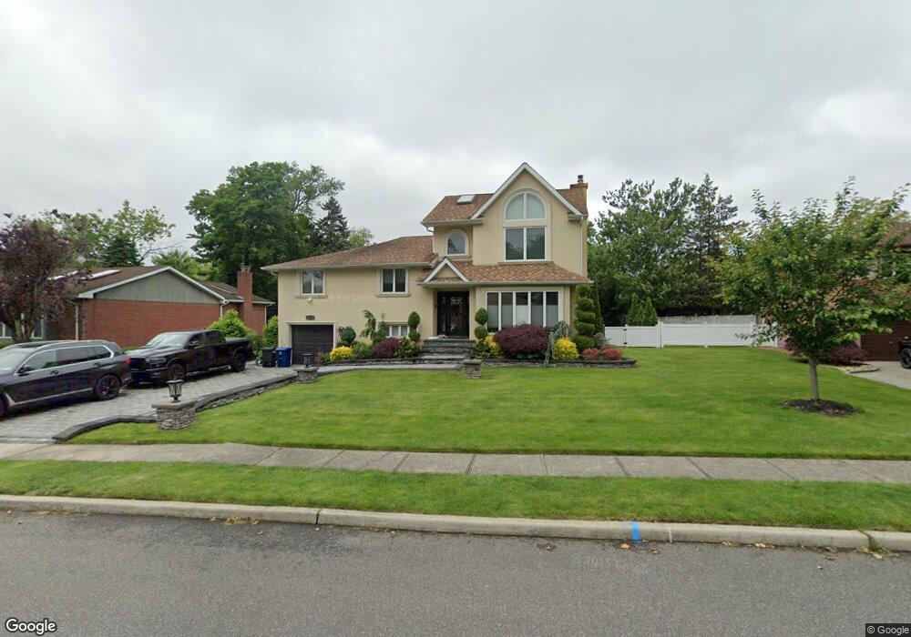 1022 Cedar Dr E, New Hyde Park, NY 11040 - photo 1