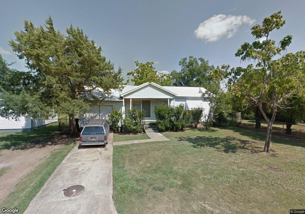 302 Pine St, Ardmore, OK 73401 - photo 1