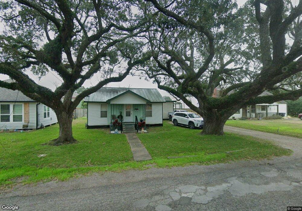 411 W Cleveland St, Alvin, TX 77511 - photo 1