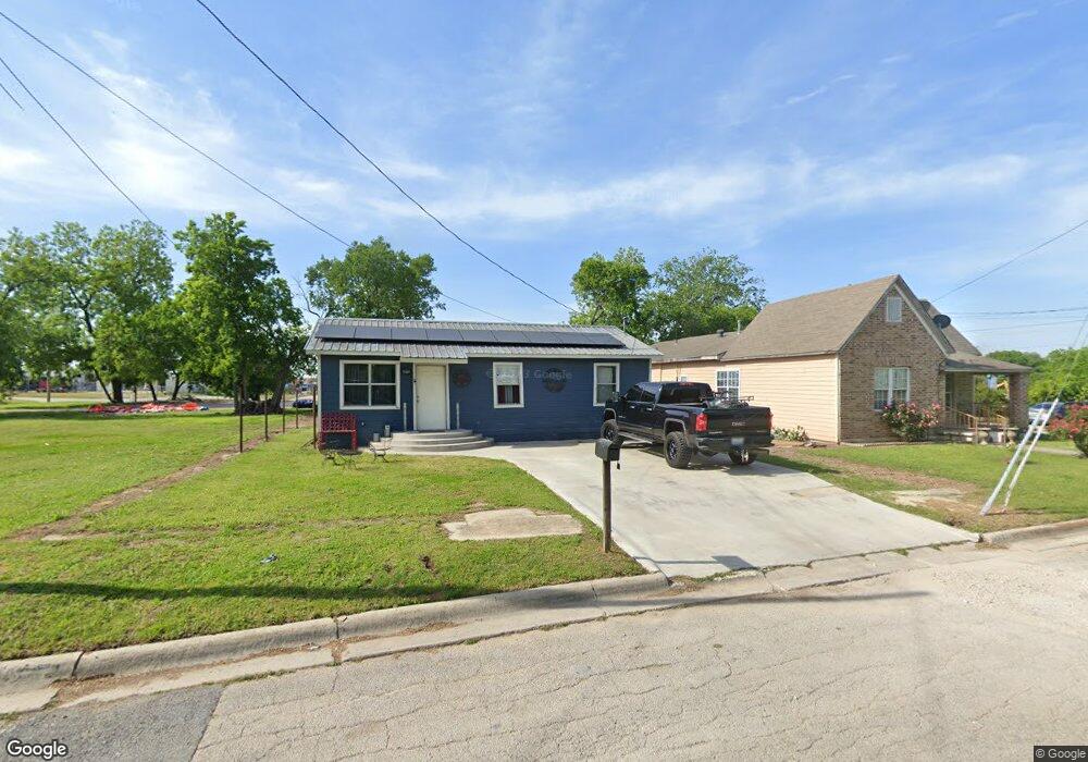712 W Scott St, Gainesville, TX 76240 - photo 1