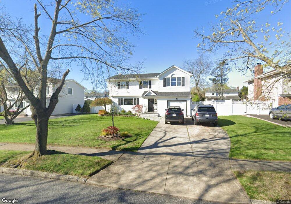 30 Comanche Ln, ComMacK, NY 11725 - photo 1