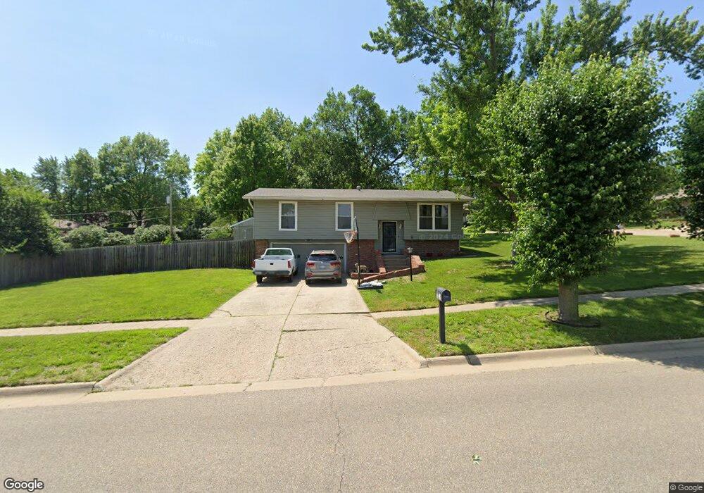 3301 SW Eveningside Dr, Topeka, KS 66614 - photo 1