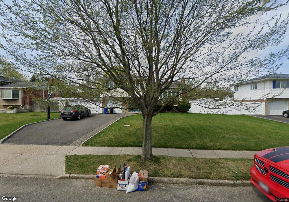 23 Hayrick Ln, ComMacK, NY 11725 - photo 1