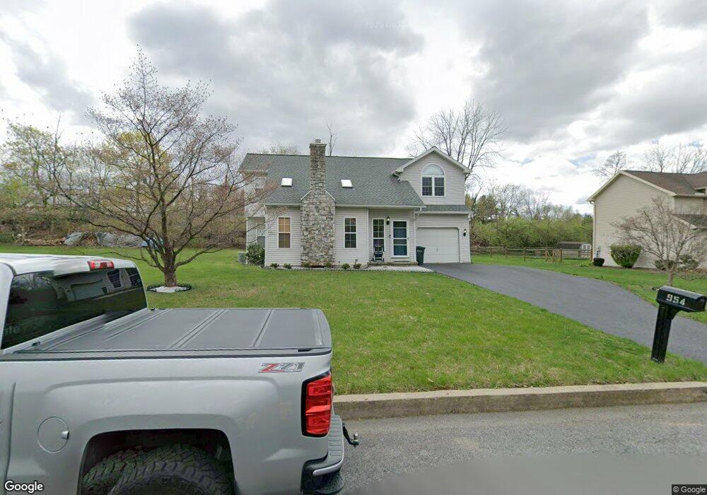 954 Pine Heights Rd, Reading, PA 19605 - photo 1