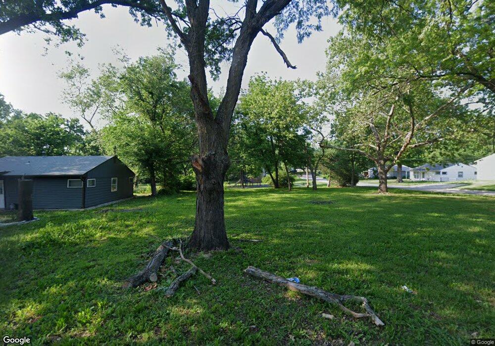 616 SE 34th St, Topeka, KS 66605 - photo 1