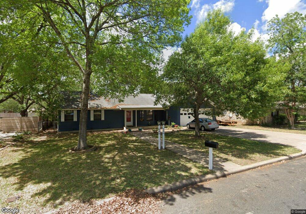 505 W Burbank St, Fredericksburg, TX 78624 - photo 1