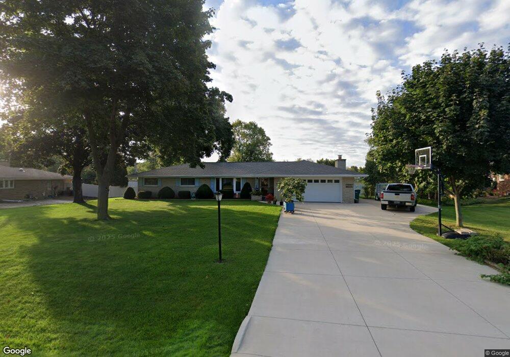 N76W15083 Menomonee Manor Dr, Menomonee Falls, WI 53051 - photo 1