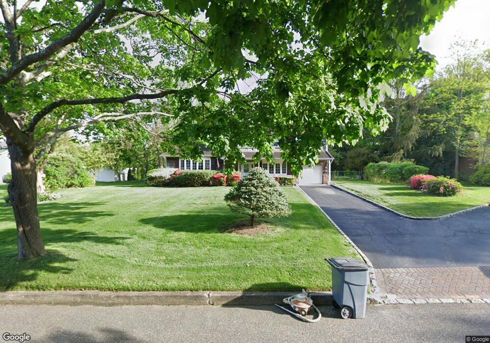 18 Delmar Ln, ComMacK, NY 11725 - photo 1