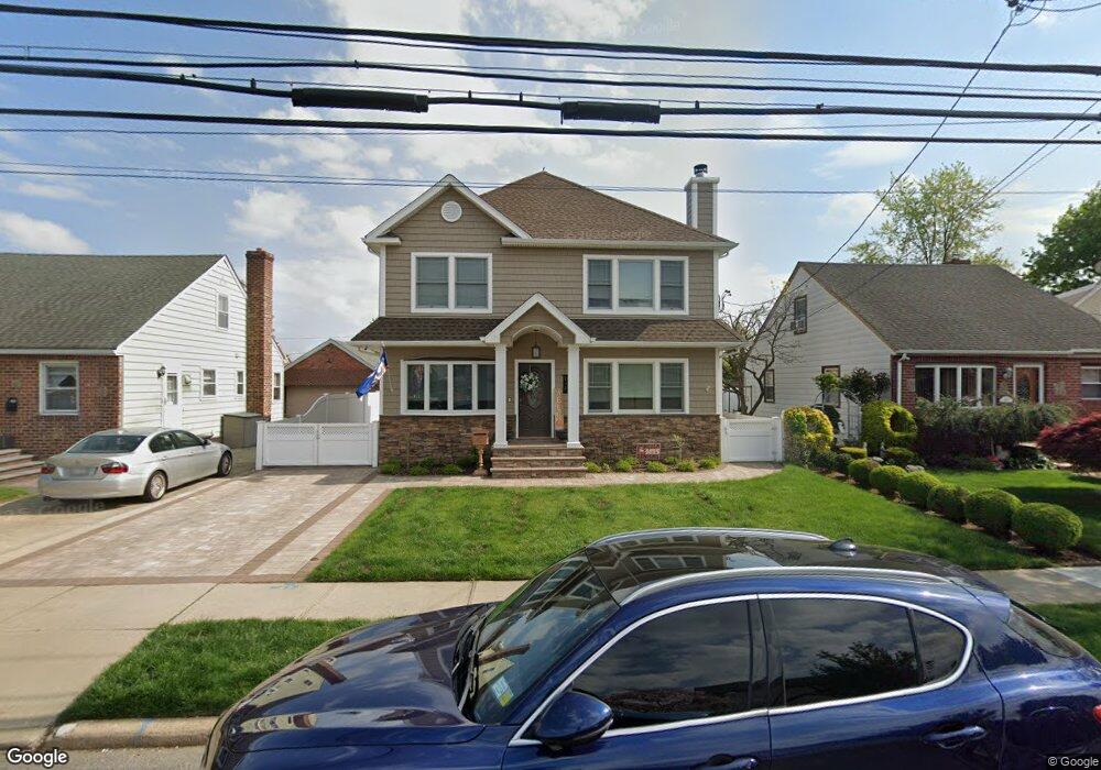 135 Raff Ave, Mineola, NY 11501 - photo 1