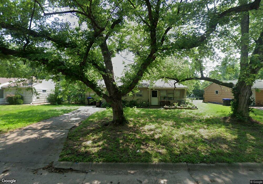 2304 SW Jewell Ave, Topeka, KS 66611 - photo 1