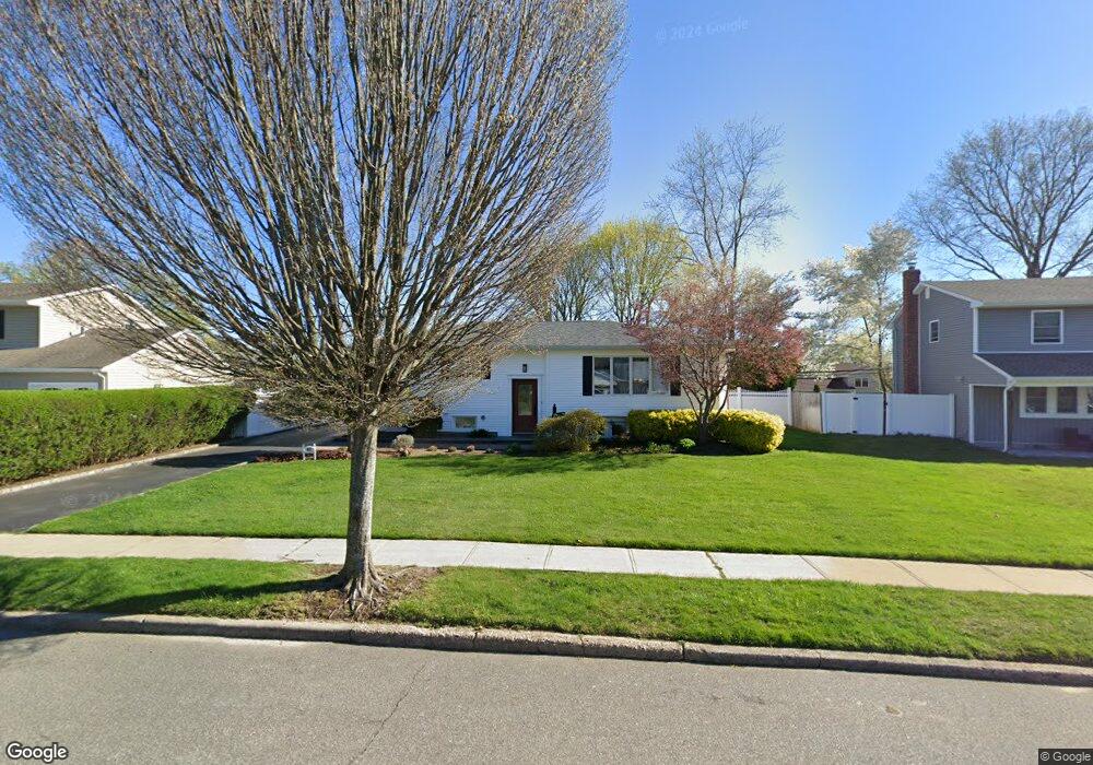 63 Pawnee Dr, ComMacK, NY 11725 - photo 1