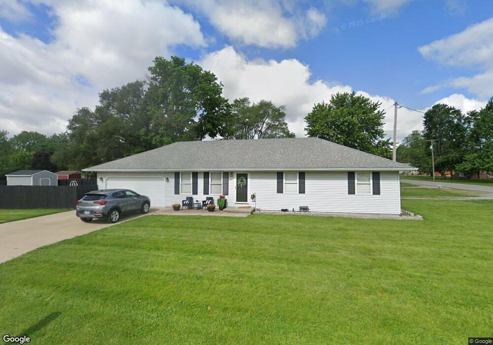 221 N 1st St, Mattoon, IL 61938 - photo 1