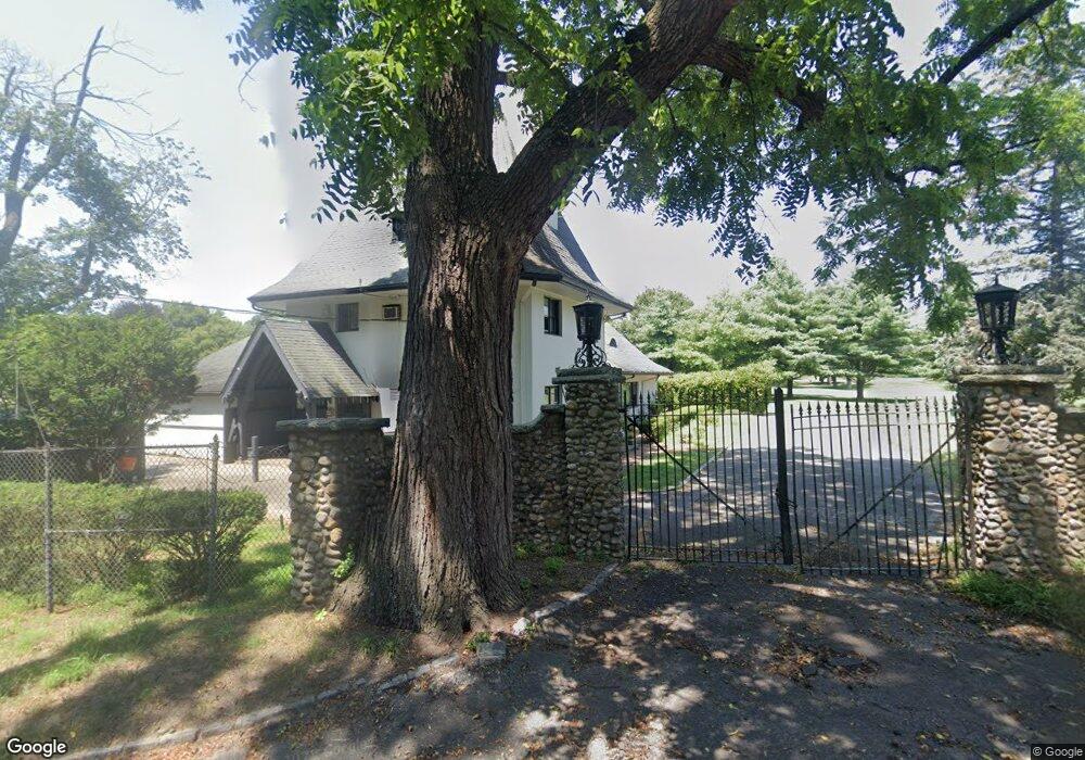 17 Astor Ln, Port Washington, NY 11050 - photo 1