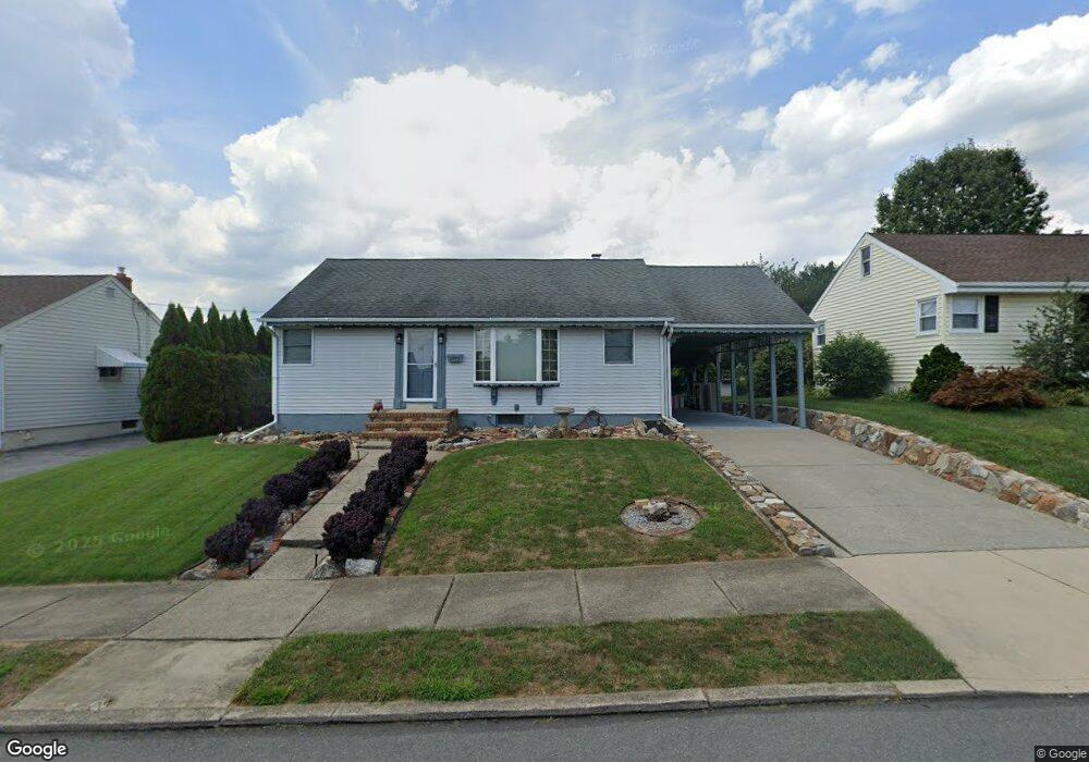 1572 Eastwood Dr, Bethlehem, PA 18018 - photo 1