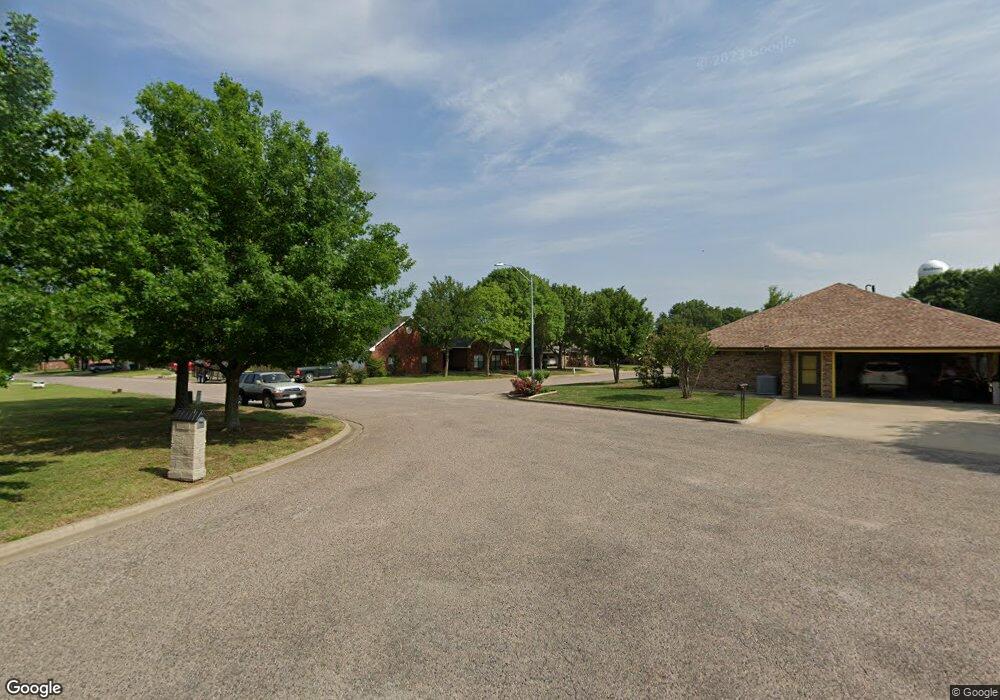 208 Circle Dr W, Gainesville, TX 76240 - photo 1