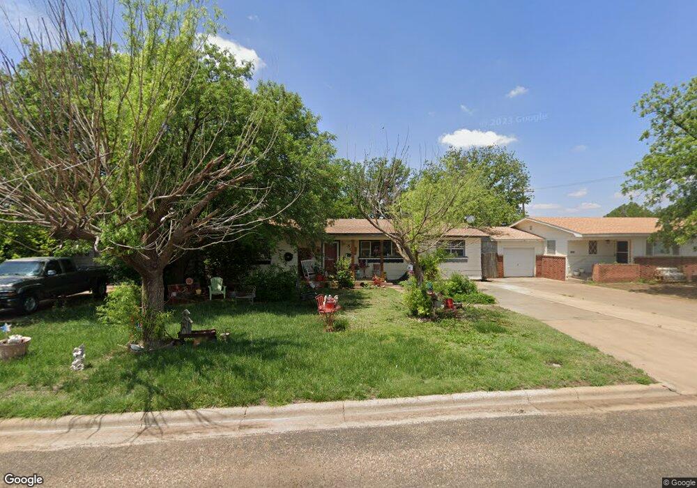 307 Zephyr St, Plainview, TX 79072 - photo 1