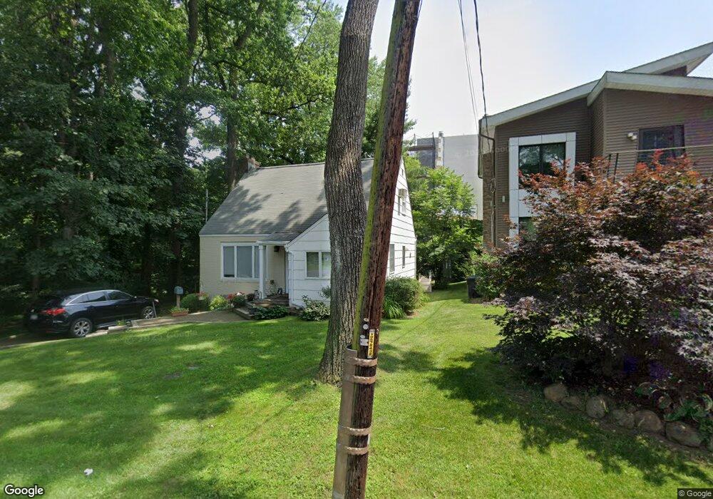 1 Hewlett Place, Great Neck, NY 11024 - photo 1