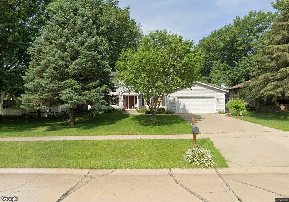 2718 30th St SW, Cedar Rapids, IA 52404 - photo 1