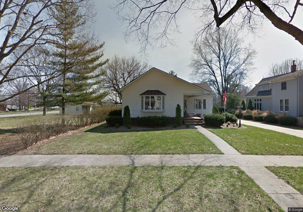 620 College Ave, Lincoln, IL 62656 - photo 1