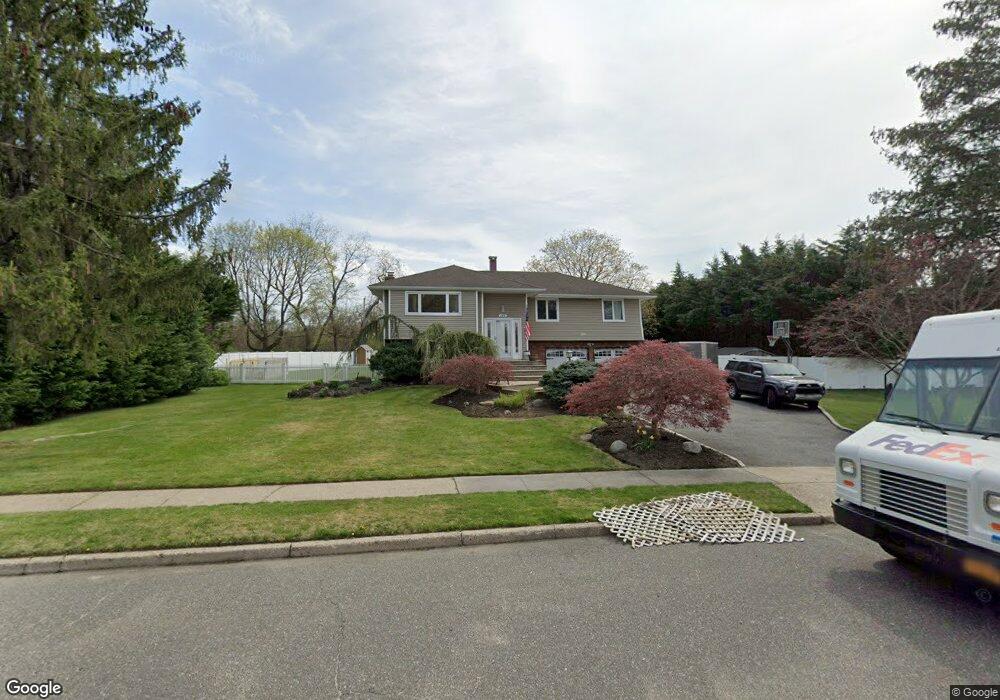 155 Hayrick Ln, ComMacK, NY 11725 - photo 1