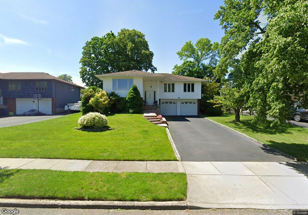 4 Rhonda Ln, ComMacK, NY 11725 - photo 1