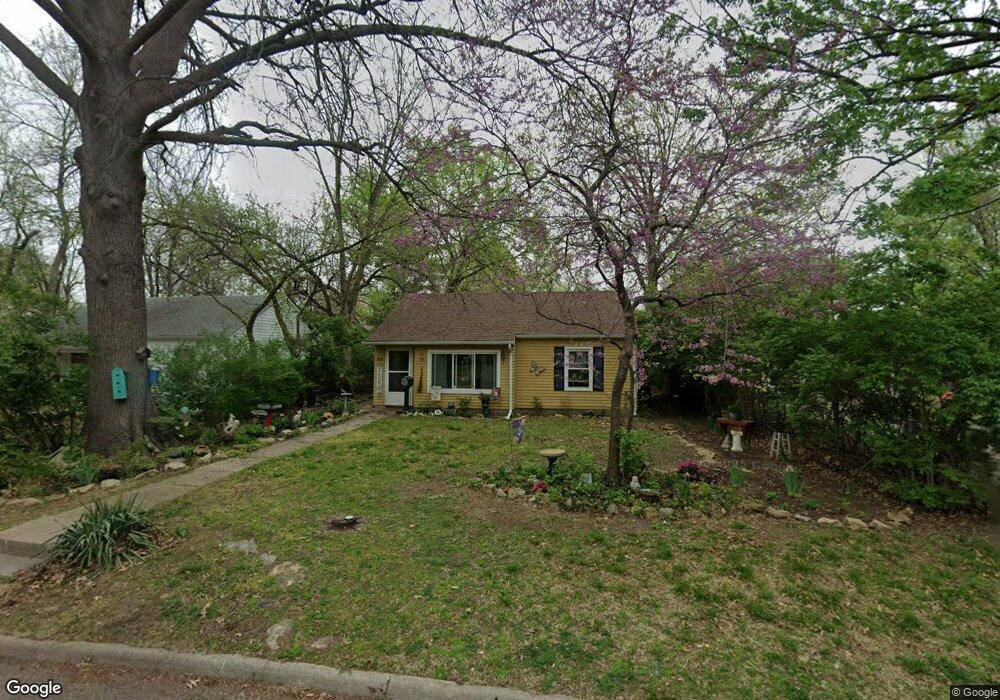 814 SW Cambridge Ave, Topeka, KS 66606 - photo 1