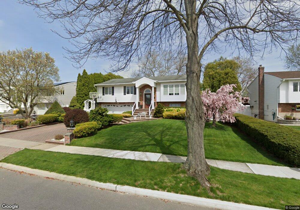11 Splitrail Place, ComMacK, NY 11725 - photo 1