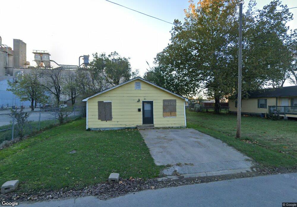 507 N Wood St, Stuttgart, AR 72160 - photo 1