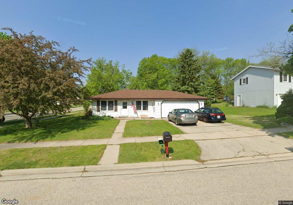 808 Squire Ln, West Bend, WI 53090 - photo 1