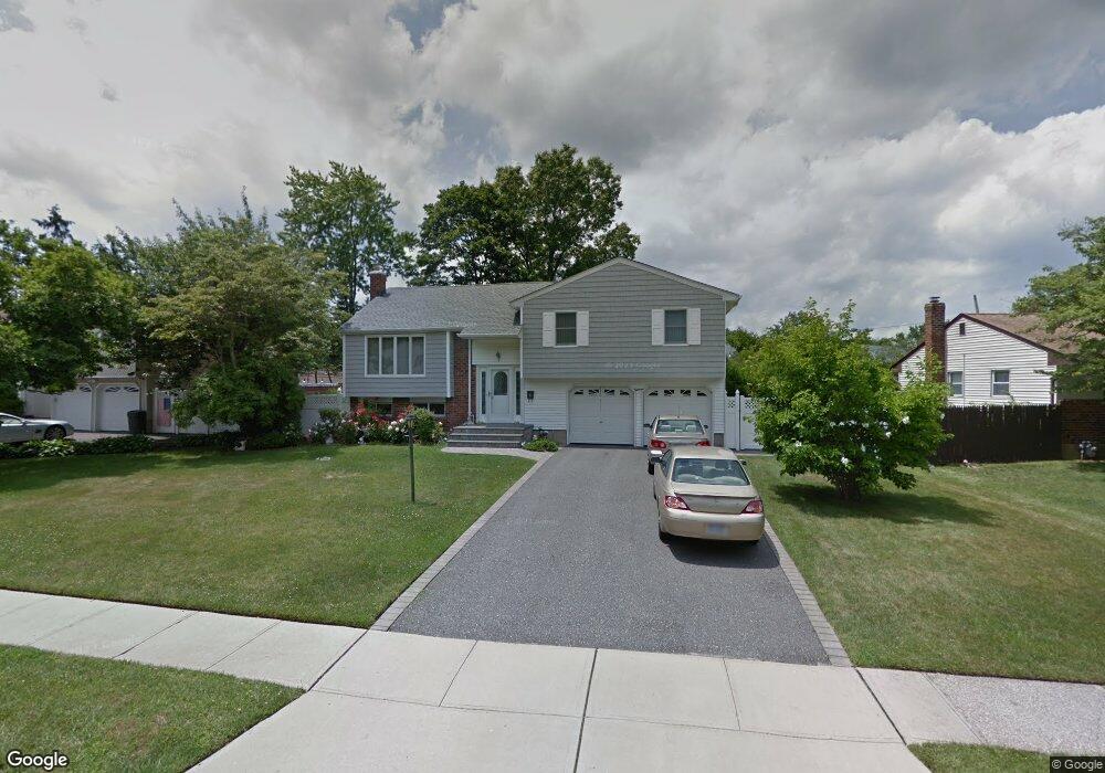 18 Greenfield Ln, ComMacK, NY 11725 - photo 1