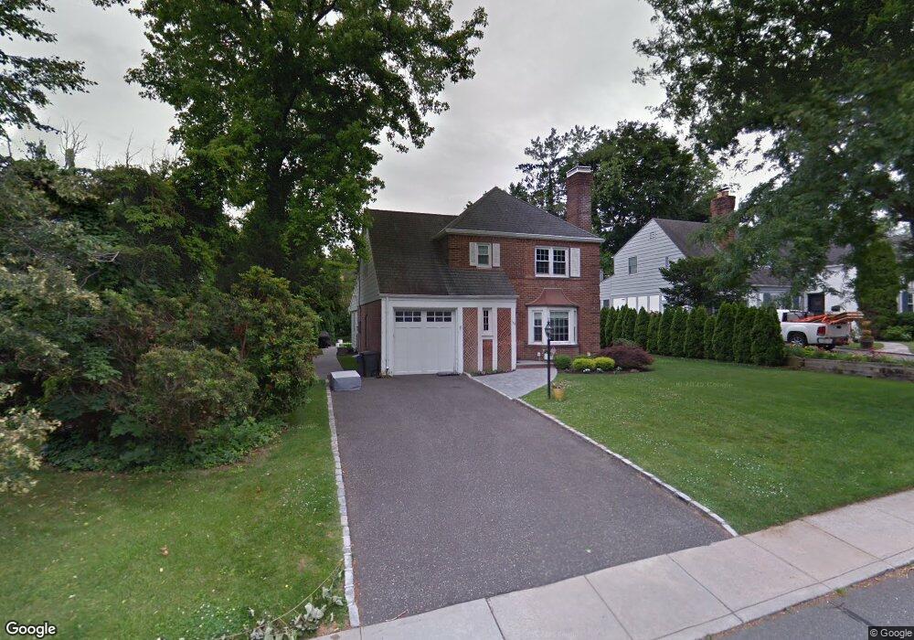 166 Bourndale Rd N, Manhasset, NY 11030 - photo 1