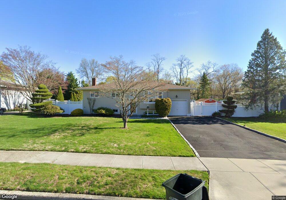 39 Seminole Dr, ComMacK, NY 11725 - photo 1