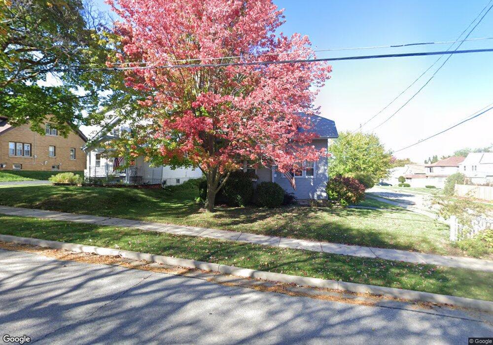 N90W16884 Pershing Ave, Menomonee Falls, WI 53051 - photo 1