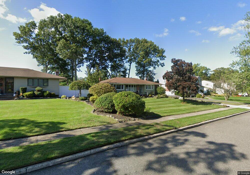 18 Fisher Rd, ComMacK, NY 11725 - photo 1