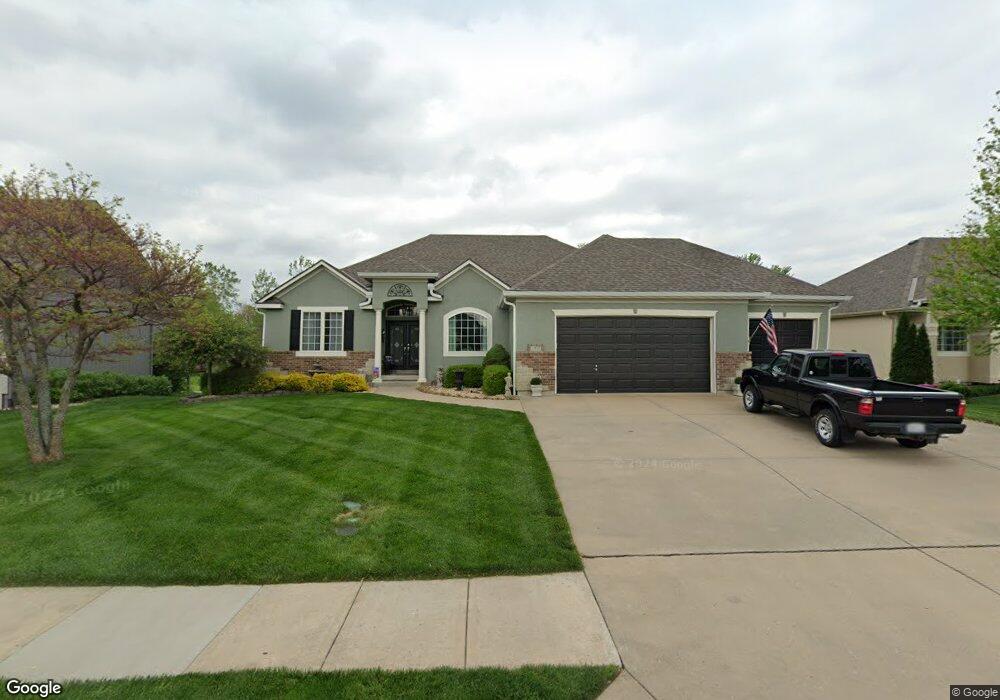317 S Fox Ridge Dr, Raymore, MO 64083 - photo 1