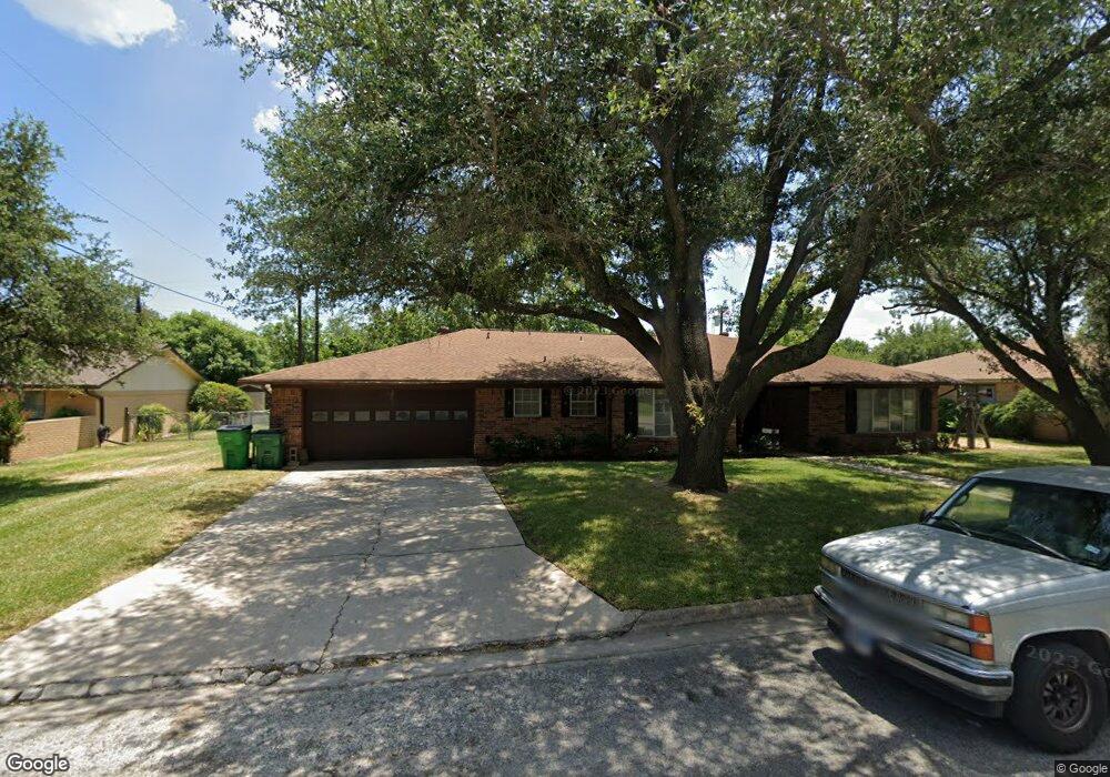 2010 Greenbriar Dr, Gainesville, TX 76240 - photo 1