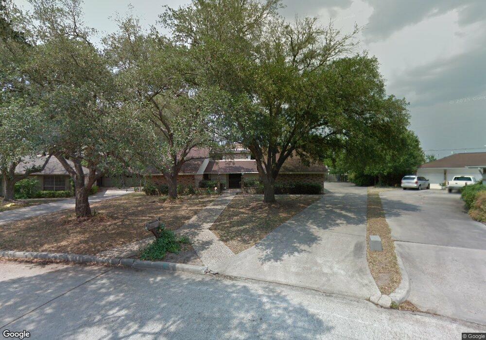 618 E Pecan Dr, Tomball, TX 77375 - photo 1