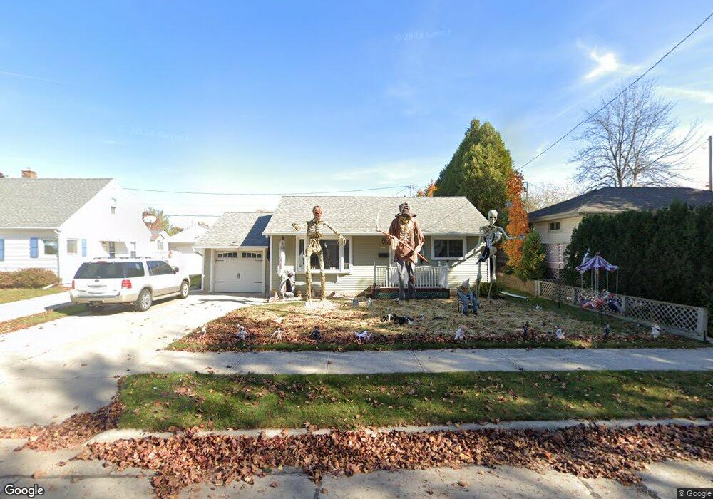 1212 Cherry Rd, Manitowoc, WI 54220 - photo 1