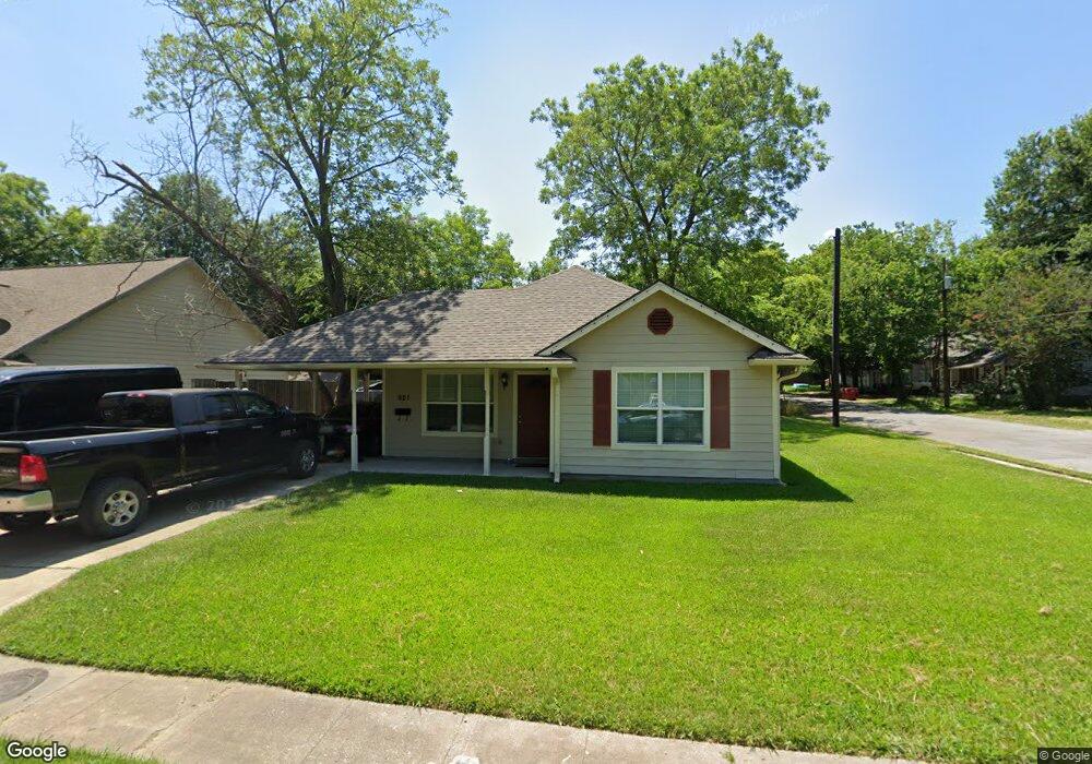 921 Pine St, Bonham, TX 75418 - photo 1