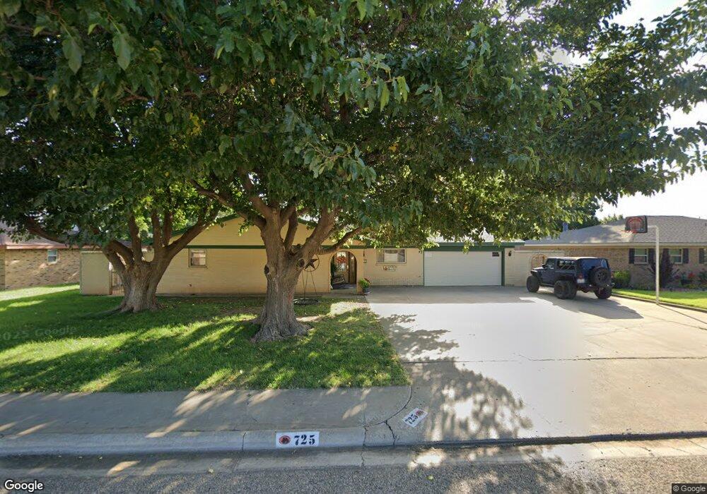 725 Bennett Dr, Dumas, TX 79029 - photo 1