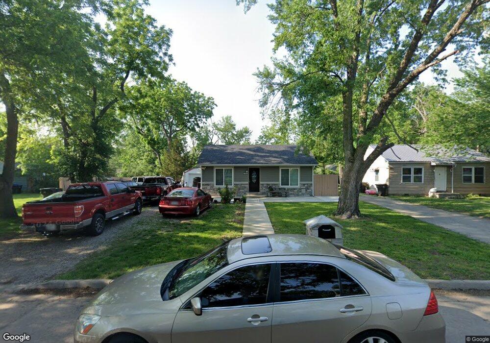 928 SE Pinecrest Dr, Topeka, KS 66605 - photo 1